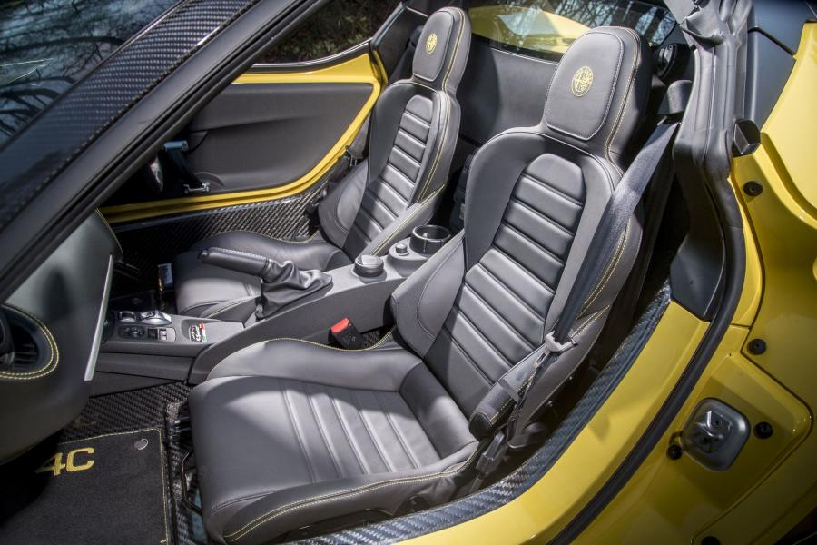 Интерьер Alfa Romeo 4C Spider 50° Anniversario (960) 2016 года  (фото 6 из 9)